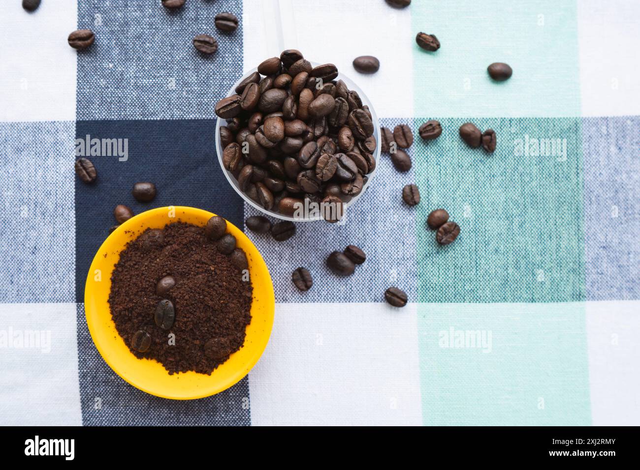 Auf einem Tisch geröstete Kaffeebohnen. Ein Glas Kaffeebohnen zum Mahlen. Arabica-Bohnen in einem Café Stockfoto