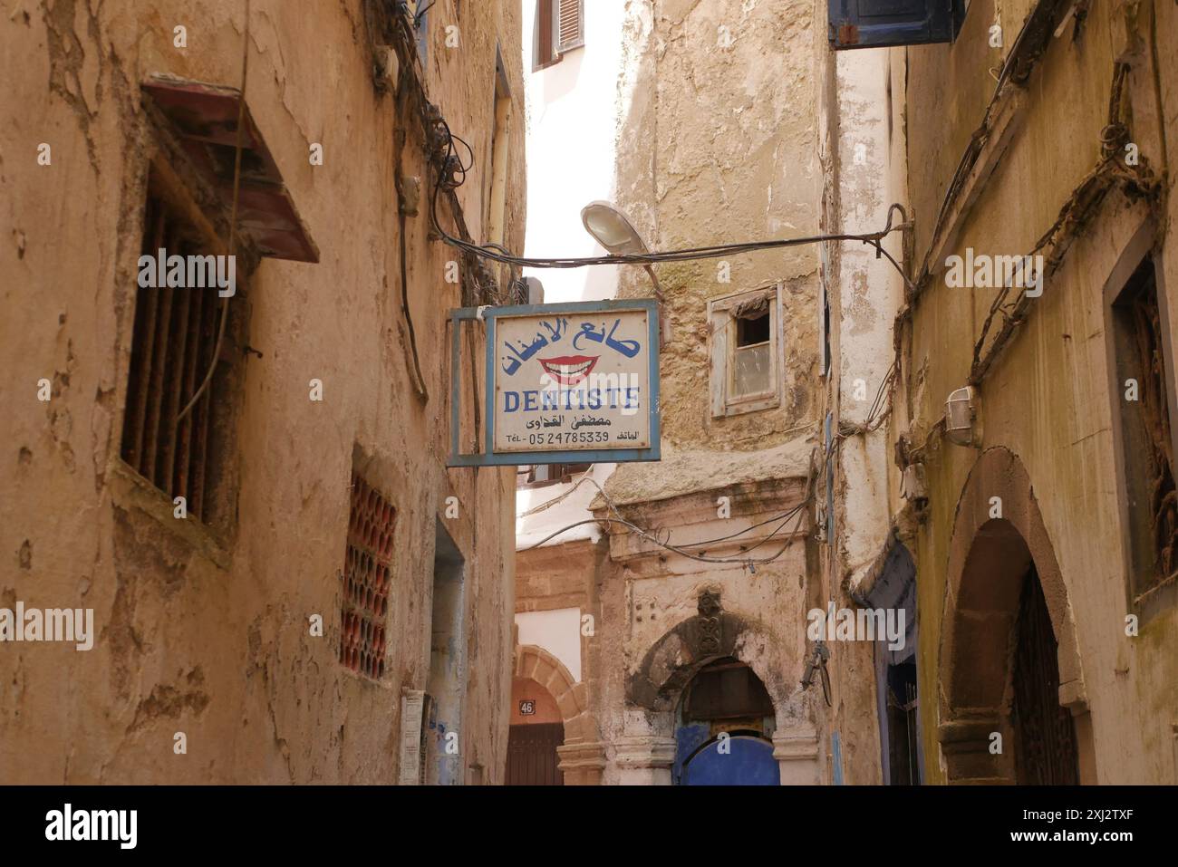 Ein wunderschönes Schild für einen Zahnarzt auf Arabisch, der in der Medina in Essaouira, Marokko, hängt. Stockfoto