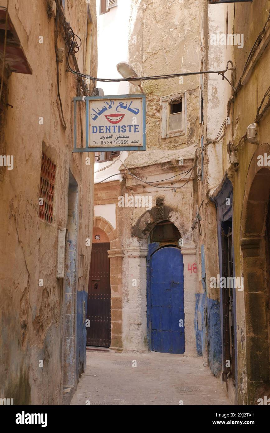 Ein wunderschönes Schild für einen Zahnarzt auf Arabisch, der in der Medina in Essaouira, Marokko, hängt. Stockfoto