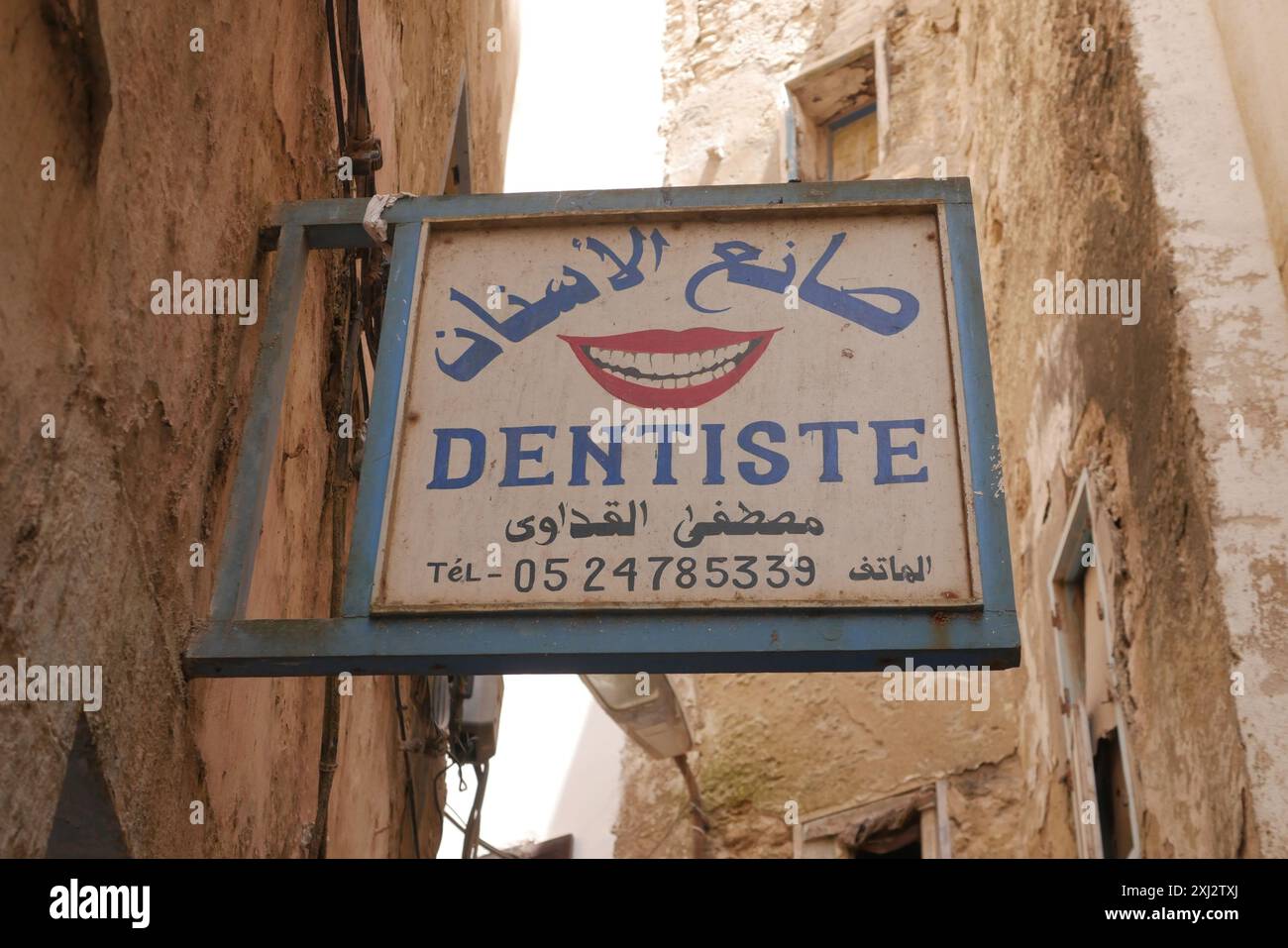 Ein wunderschönes Schild für einen Zahnarzt auf Arabisch, der in der Medina in Essaouira, Marokko, hängt. Stockfoto