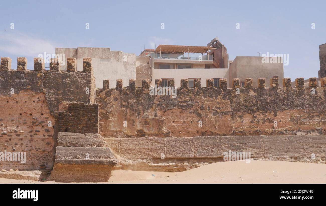 Die alten Mauern von Essaouira (Mogador), die ihren Anteil an Berberpiraten sowohl innen als auch außen gesehen haben. Stockfoto