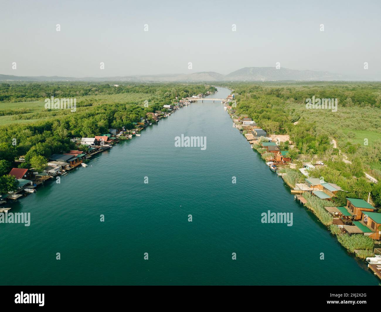 Häuser auf der abgelegenen Insel Ada Bojana. Hochwertige Fotos Stockfoto