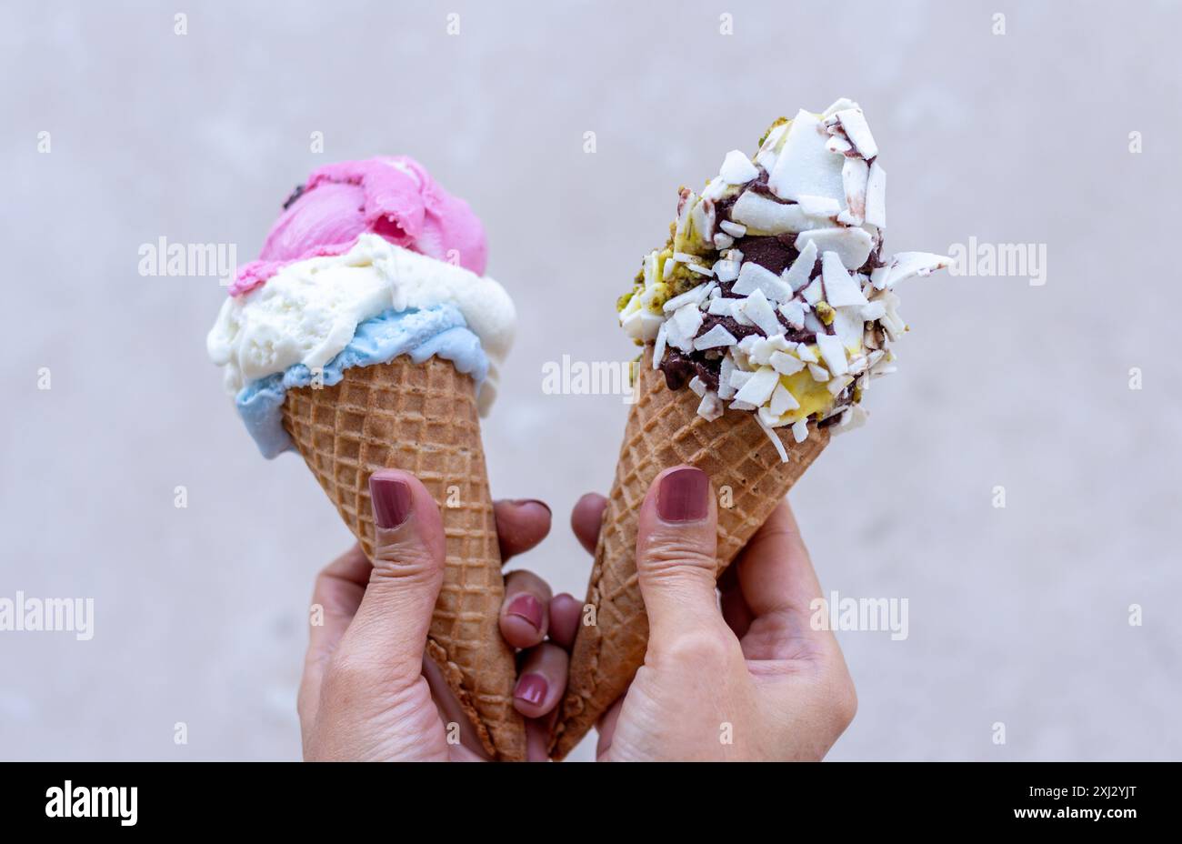 Zwei Eiskegel. Stockfoto