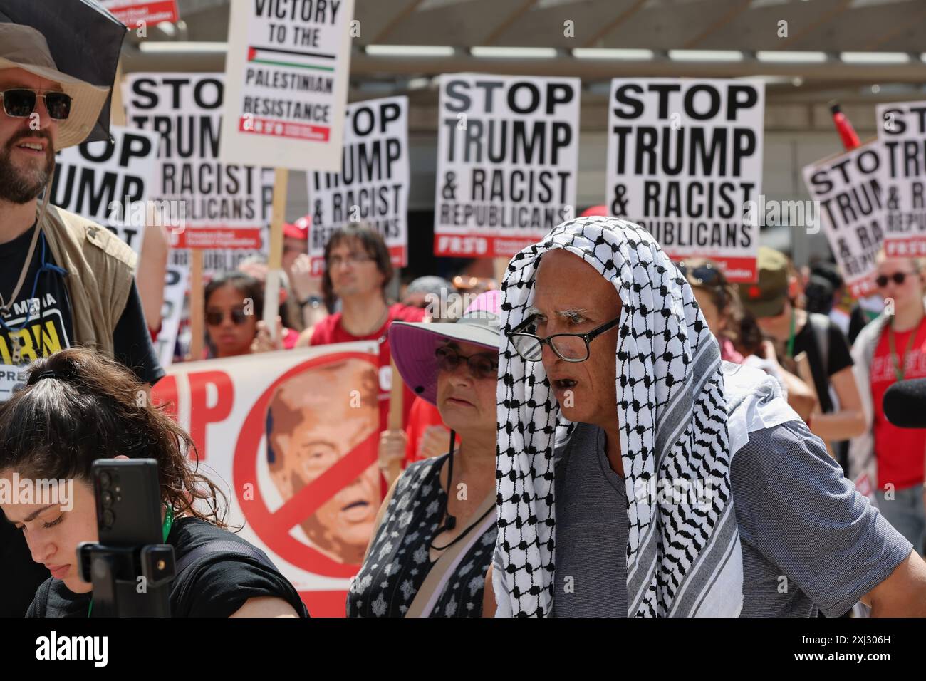 Milwaukee, Wi, USA. Juli 2024. Die Koalition, die auf der RNC marschierte, versammelte sich im Red Arrow Park in der Innenstadt von Milwaukee. Die Demonstranten hielten verschiedene Zeichen gegen Rassismus und Trumps Wahlentscheidung. Mehrere Redner sprachen sich während einer Pressekonferenz gegen republikanische Werte aus, um ihre Ablehnung zu beschreiben. (Kreditbild: © Pat A. Robinson/ZUMA Press Wire) NUR REDAKTIONELLE VERWENDUNG! Nicht für kommerzielle ZWECKE! Stockfoto