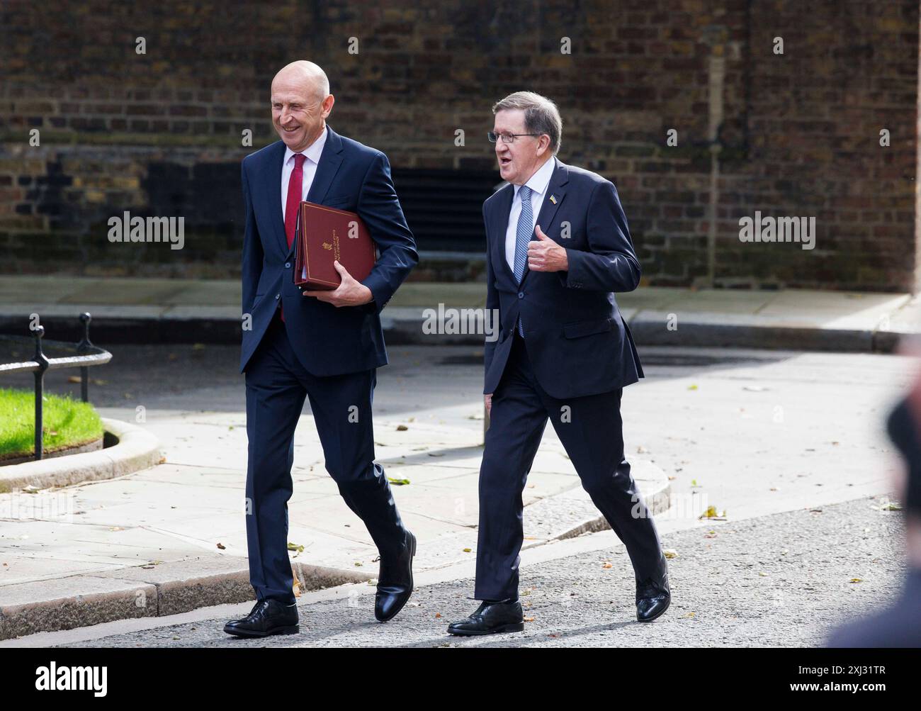 London, Großbritannien. Juli 2024. John Healey, Verteidigungsminister, und George Robertson, ehemaliger NATO-Generalsekretär, bei der Kabinettssitzung in der Downing Street. Quelle: Karl Black/Alamy Live News Stockfoto