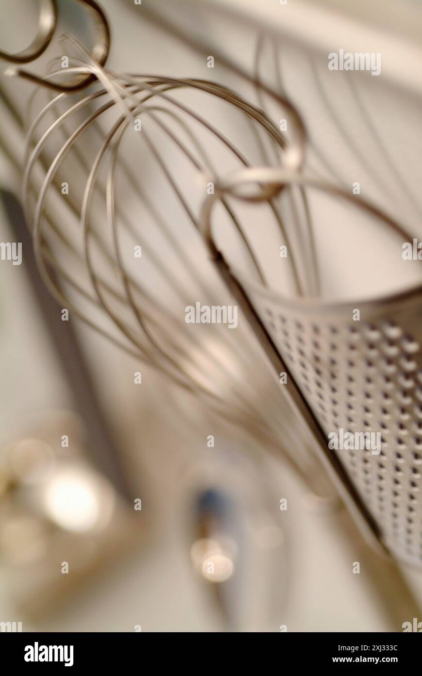 Schneebesen und Reibe mit der Hand Stockfoto