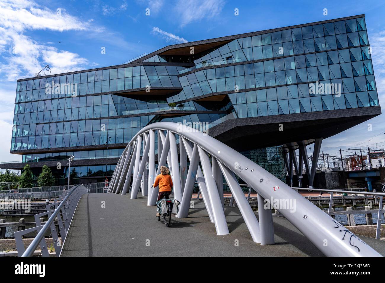 Neuer Firmensitz von Booking.com, Online-Reisebüro, Hotelmakler, Gebäude im Oosterdokseiland im Stadtzentrum von Amsterdam, Niederlande Stockfoto