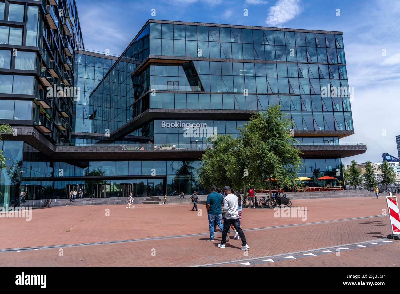 Neuer Firmensitz von Booking.com, Online-Reisebüro, Hotelmakler, Gebäude im Oosterdokseiland im Stadtzentrum von Amsterdam, Niederlande Stockfoto