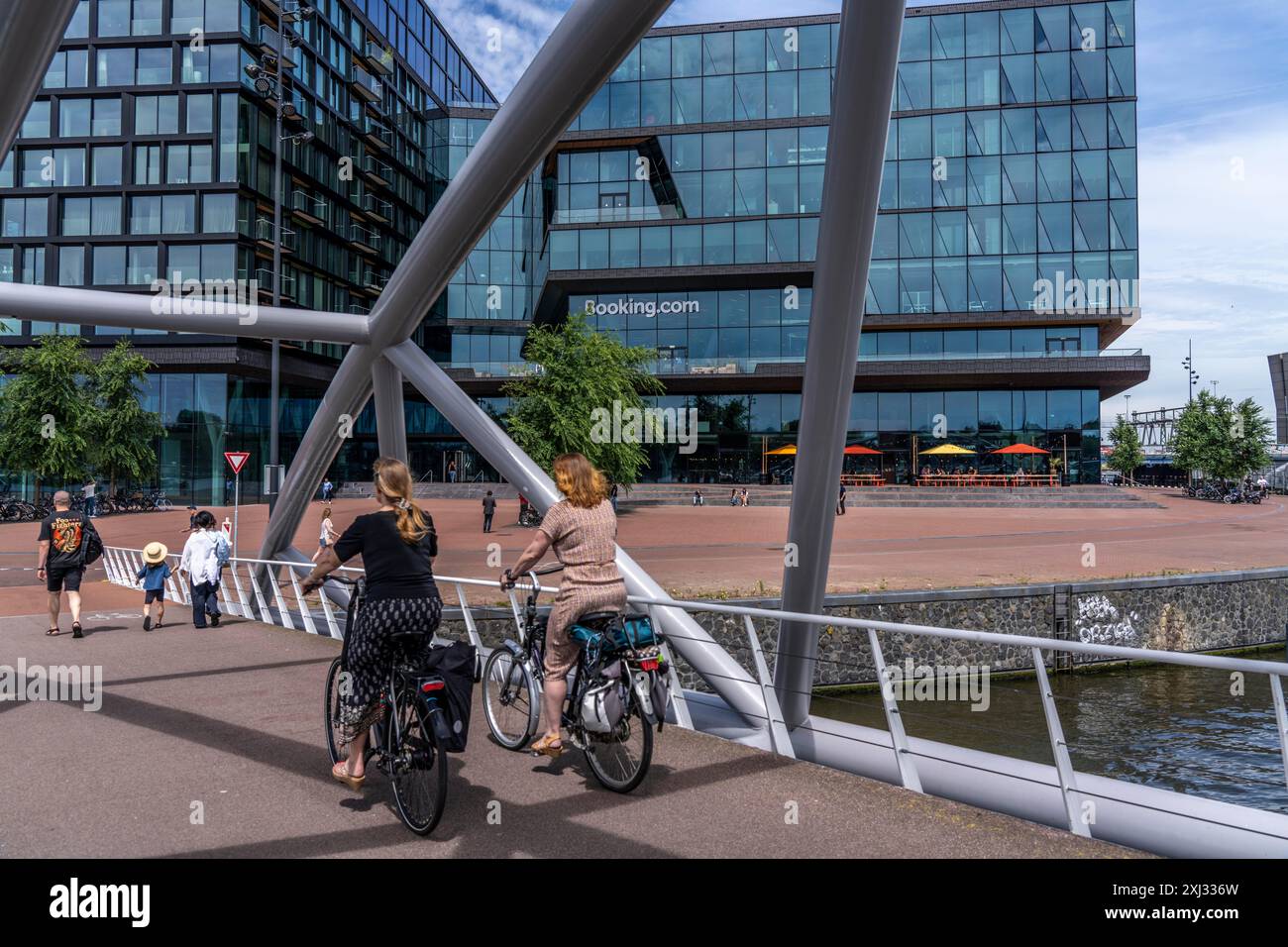 Neuer Firmensitz von Booking.com, Online-Reisebüro, Hotelmakler, Gebäude im Oosterdokseiland im Stadtzentrum von Amsterdam, Niederlande Stockfoto