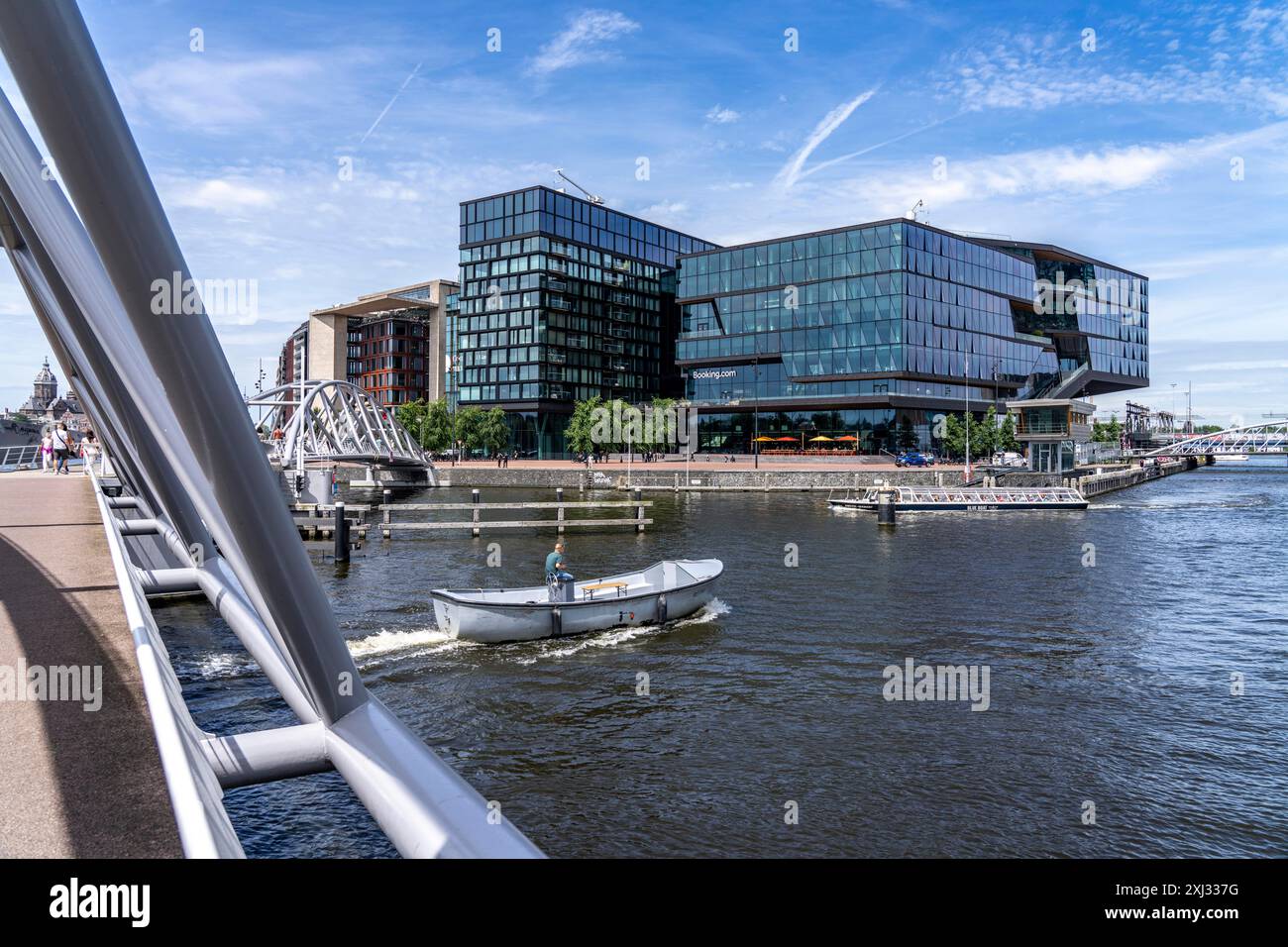 Neuer Firmensitz von Booking.com, Online-Reisebüro, Hotelmakler, Gebäude im Oosterdokseiland im Stadtzentrum von Amsterdam, Niederlande Stockfoto