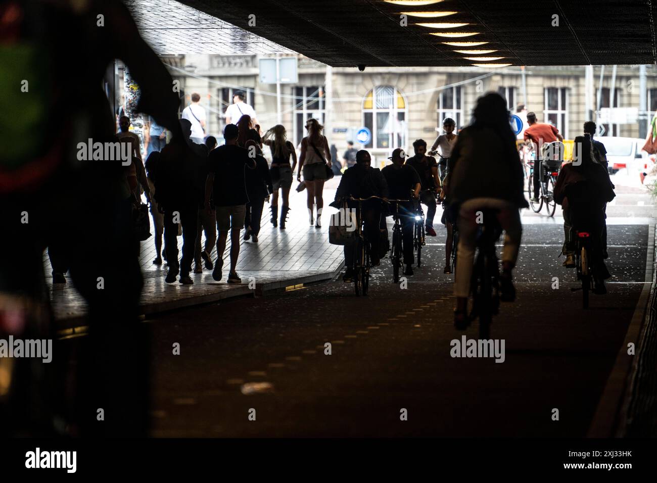 Gehweg und Radweg, Fahrradautobahn, Cuyperspassage, Unterführung am Hauptbahnhof, Amsterdam Centraal, Niederlande, Stockfoto