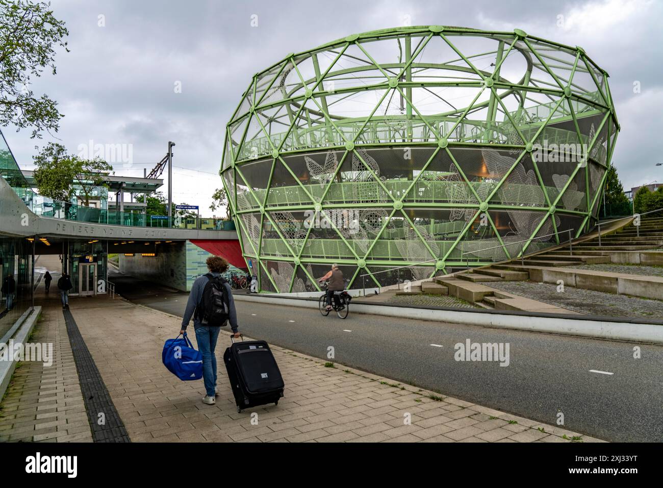 Fiestappel, Fahrradparkhaus für über 900 Fahrräder, in stilisierter Apfelform, in Alphen aan den Rijn, direkt am Bahnhof und Busbahnhof Stockfoto