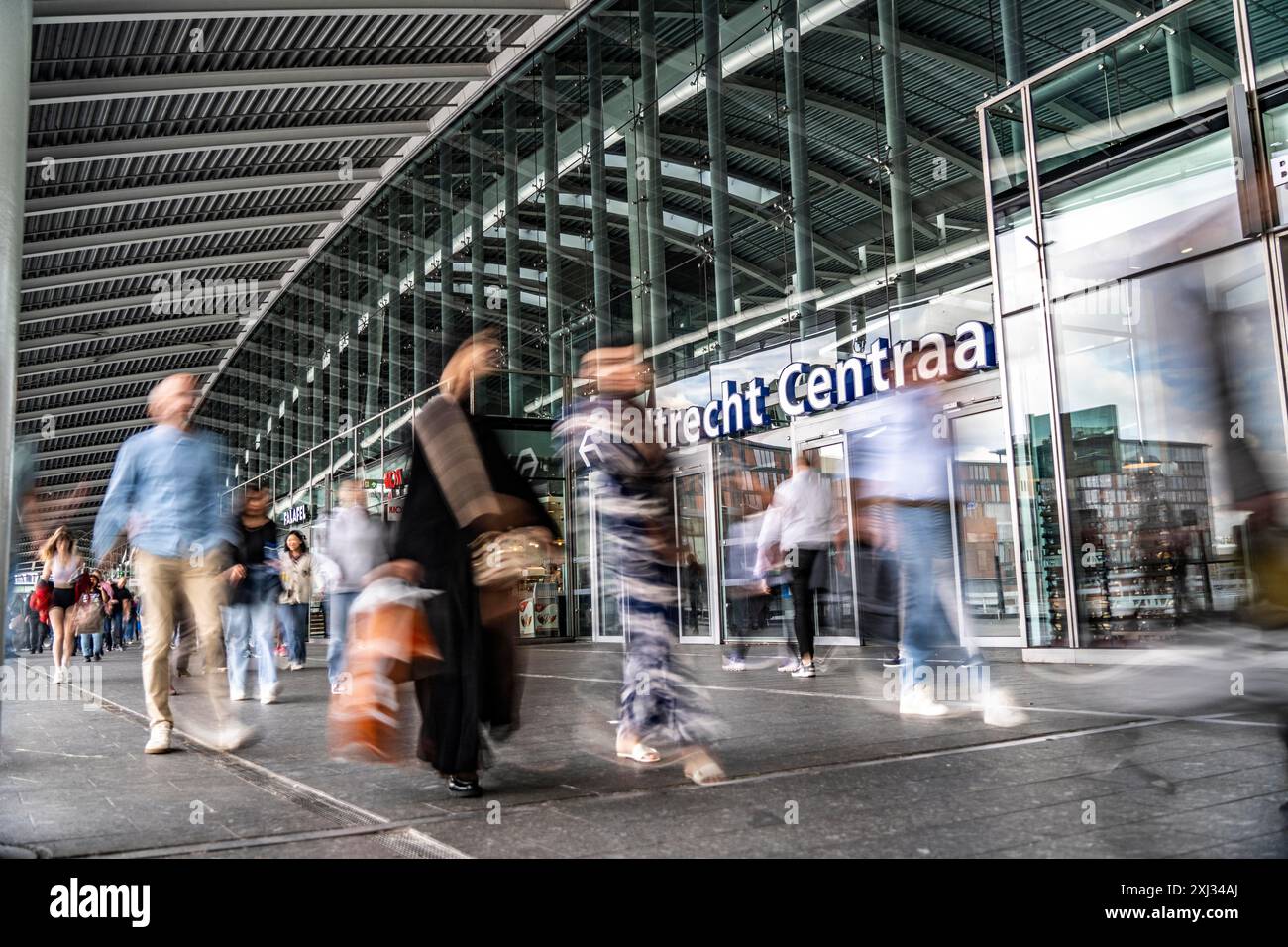 Bahnhofsvorplatz des Bahnhofs Utrecht Centraal, Menschen auf dem Weg zum und vom Bahnhof, Niederlande Stockfoto