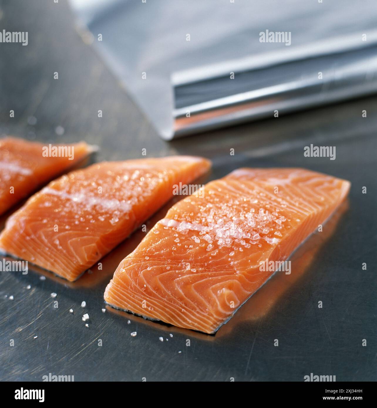 Lachssteaks mit grobem Salz Stockfoto