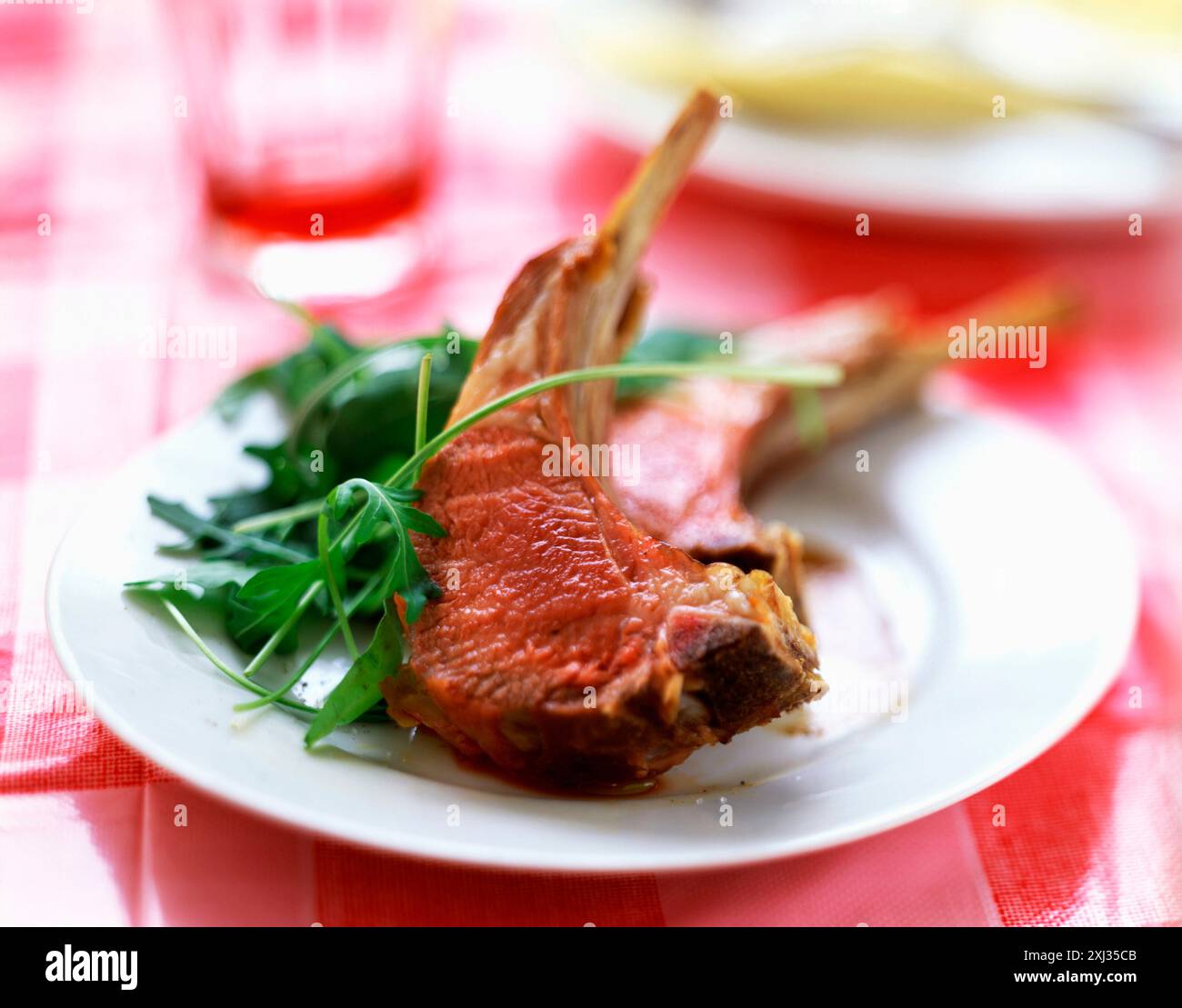 Lammkoteletts mit Roquette-Salat Stockfoto