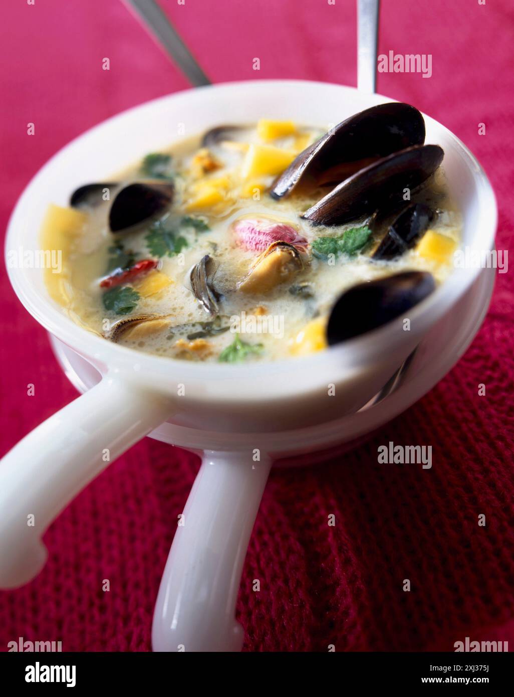 Muschel-Kokos-Suppe Stockfoto