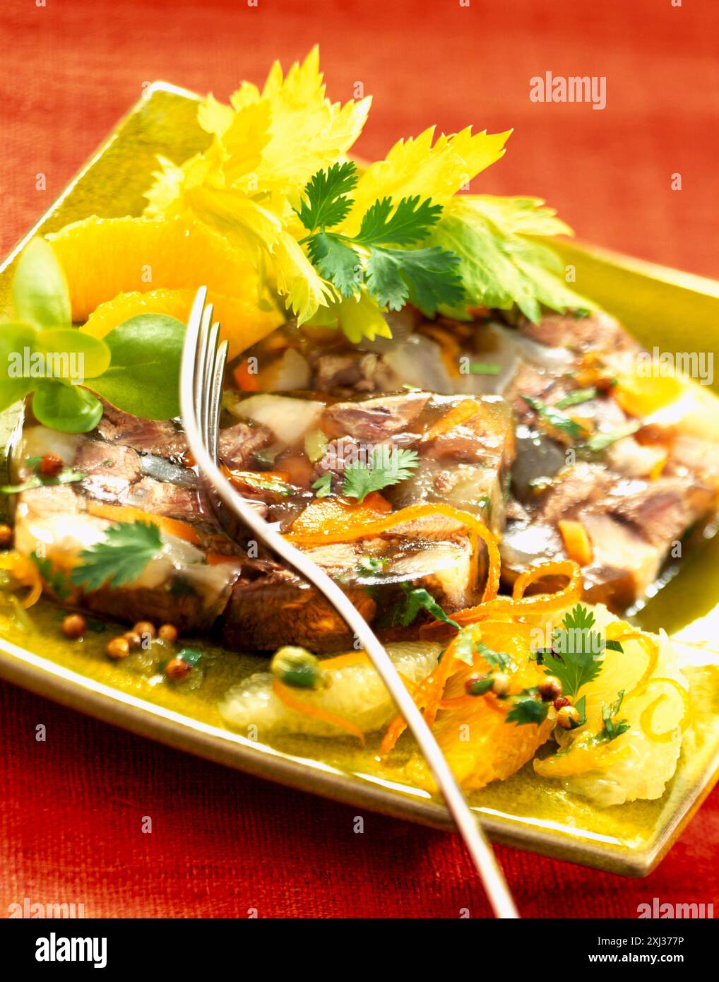 Kalbsbacken-Terrine mit Karotten Stockfoto