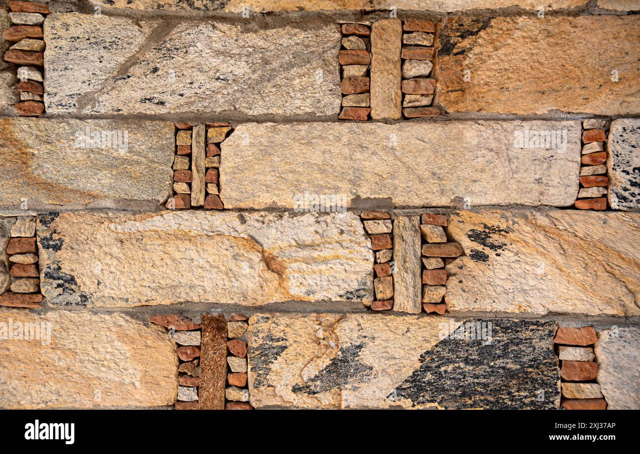 Hintergrundfotografie der alten Zeiten; Mauer; Textur; Stein; Felsen, Alter; alt; Risse; historisch; Abschnitt; Muster; Alterung; Architektur; Fassaden Stockfoto
