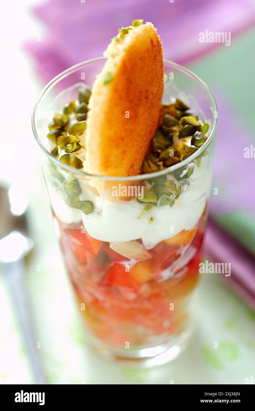 Pfirsich-, Birnen-, Pistazien- und Schlagsahne-Dessert (Thema: Sommerdesserts) Stockfoto