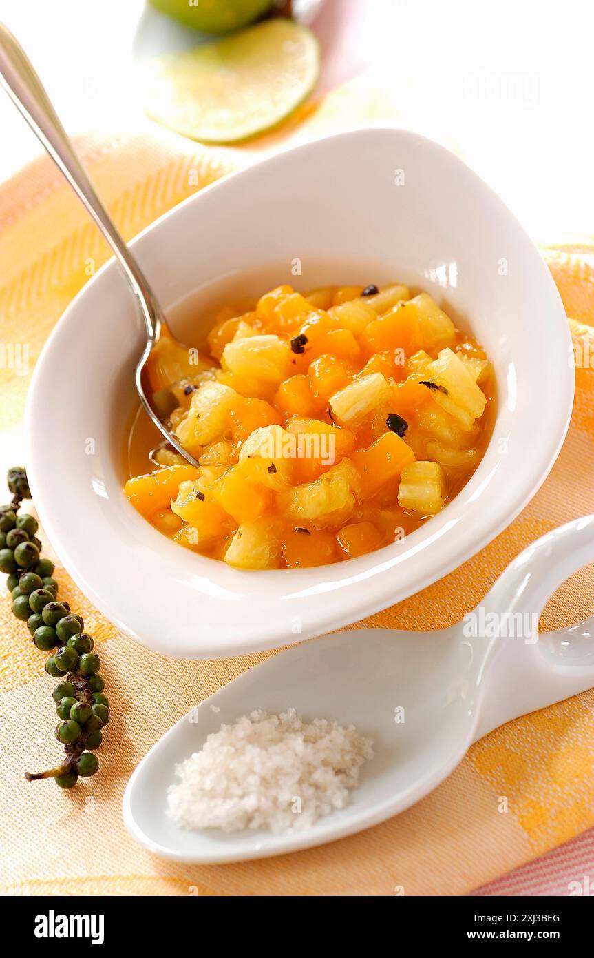 Mango- und Ananas-Tartare mit frischer grüner Paprika und Fleur de Sel (Thema: rohe Tartare) Stockfoto