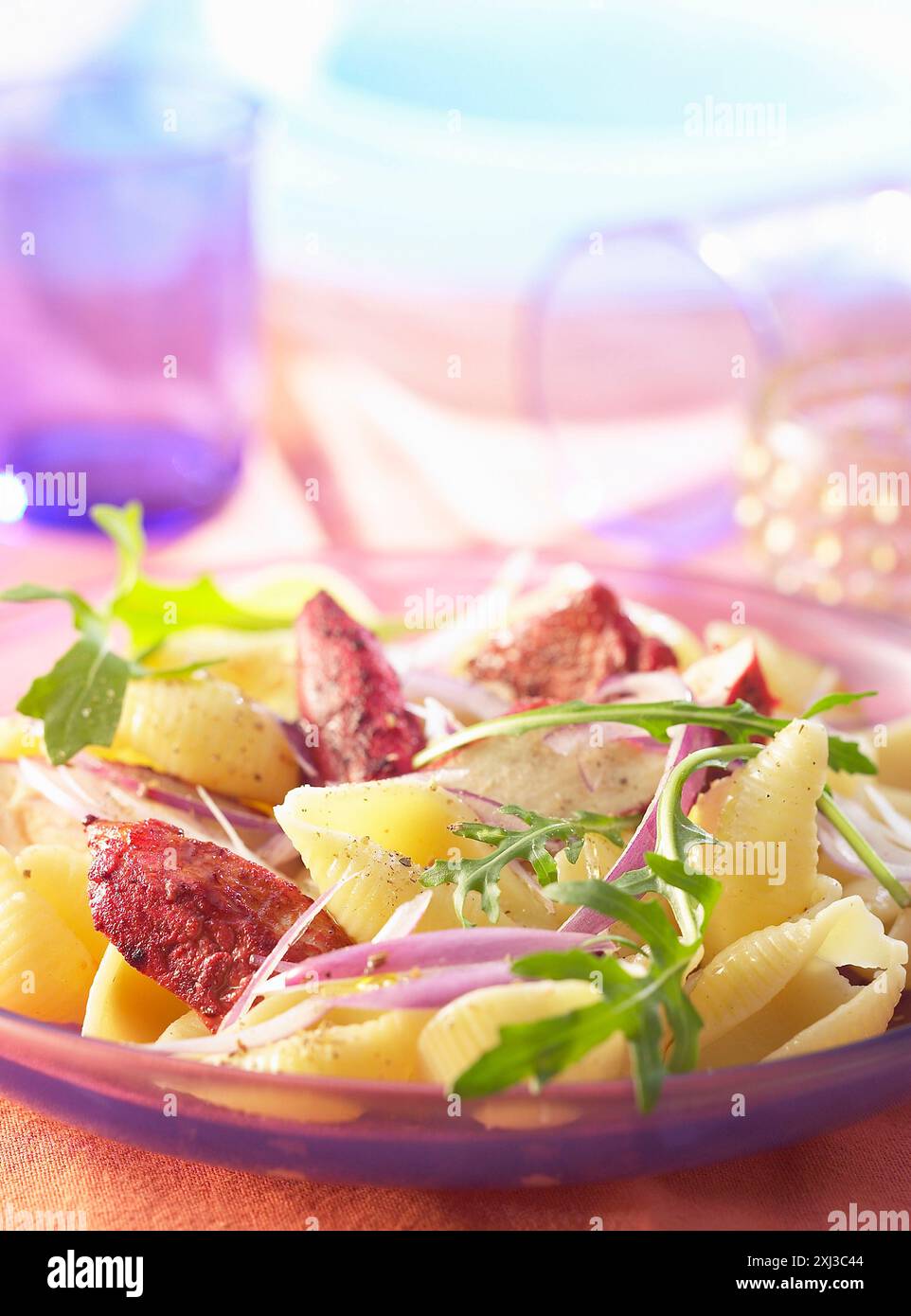 Hühnertandoori mit Conchiglie Shell Nudeln (Thema: Farbige Salate) Stockfoto