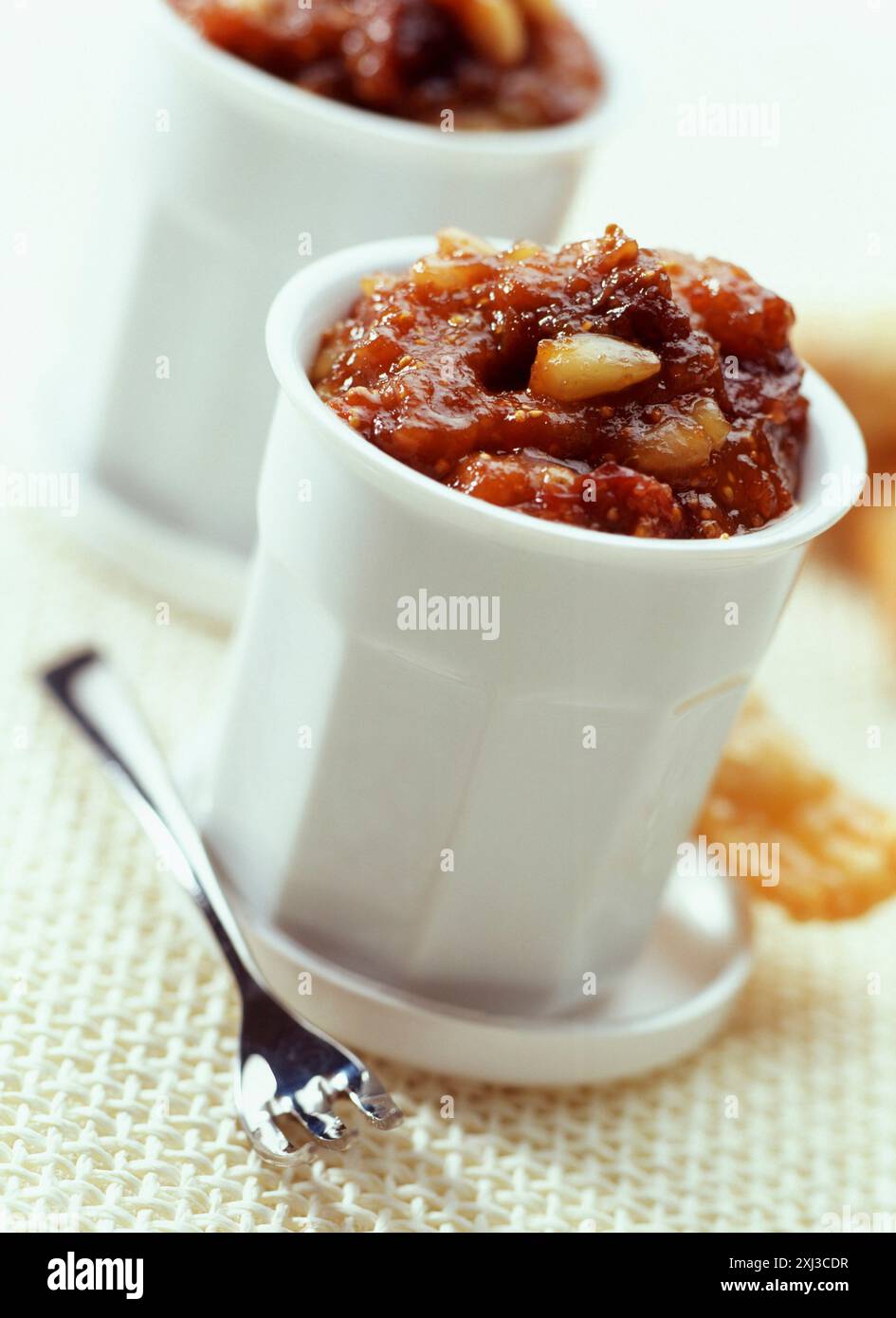 Feigenmarmelade mit Pinienkernen Stockfoto