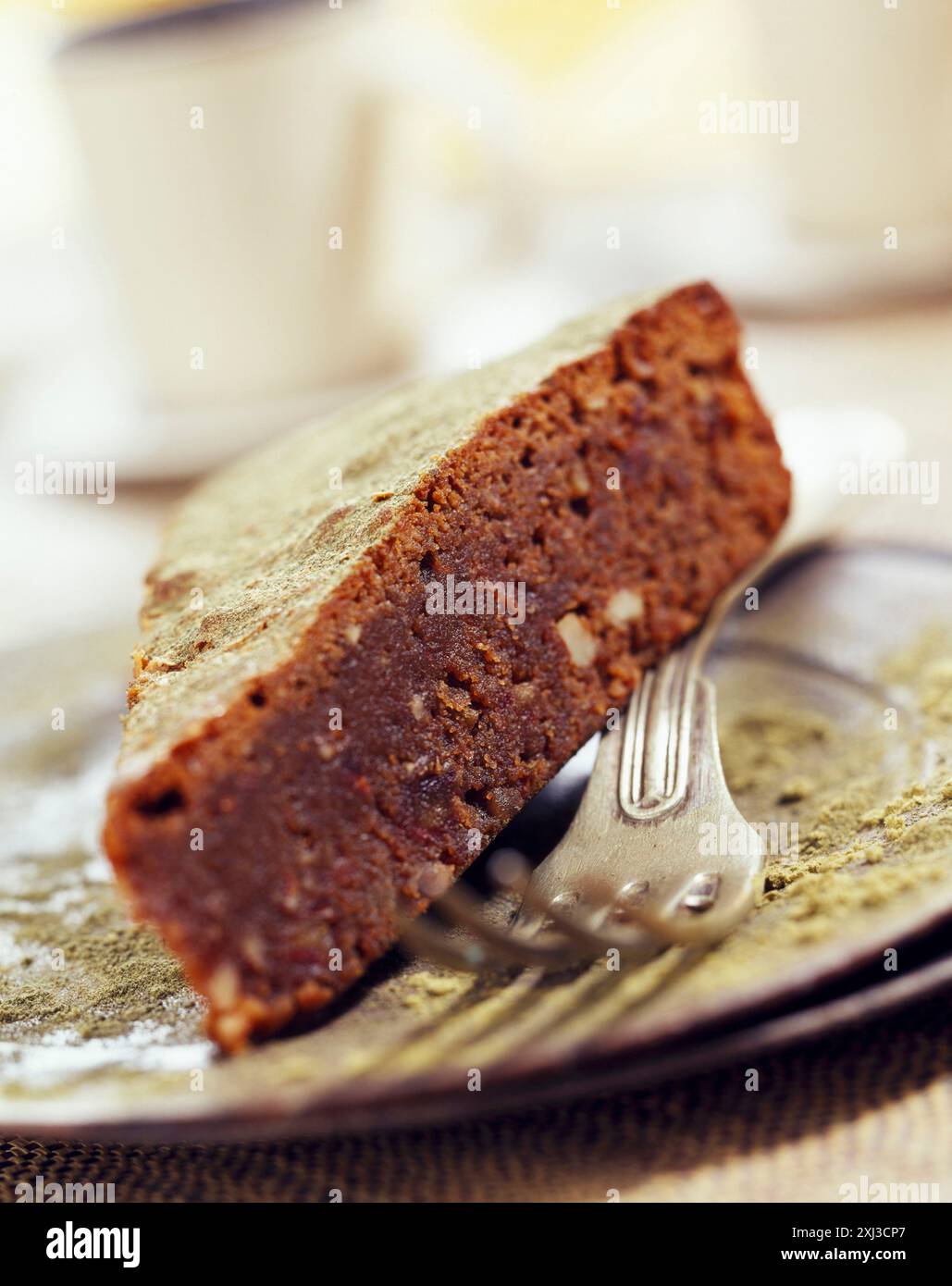 Schokolade, Termine und grünem Tee Kuchen Stockfoto