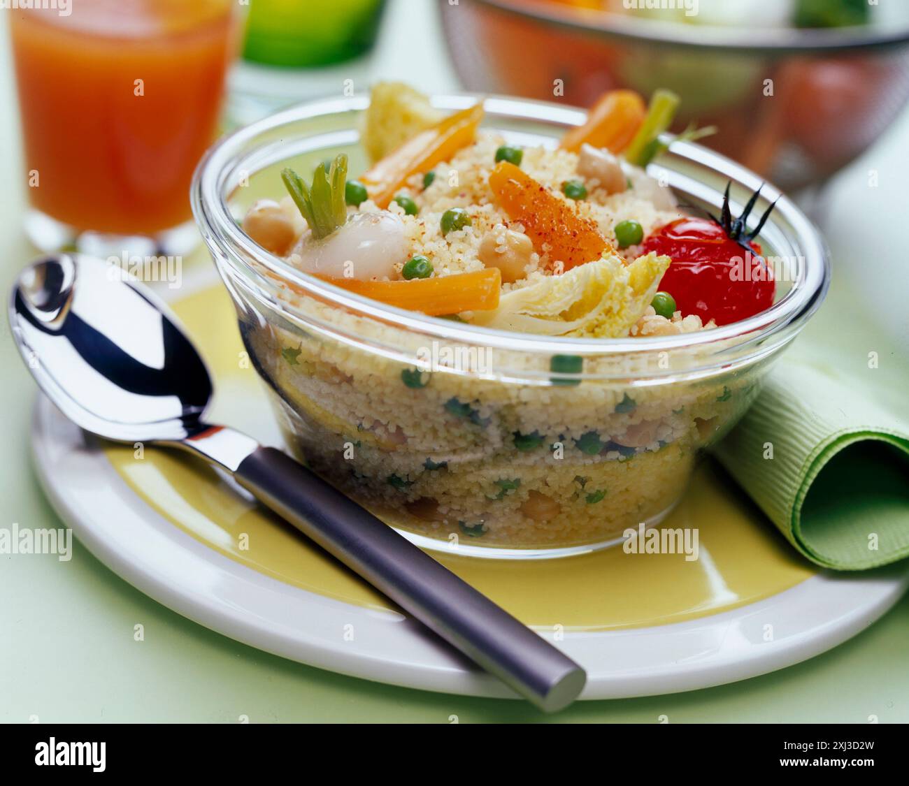 Gemüse-Couscous mit süßer Chili Stockfoto