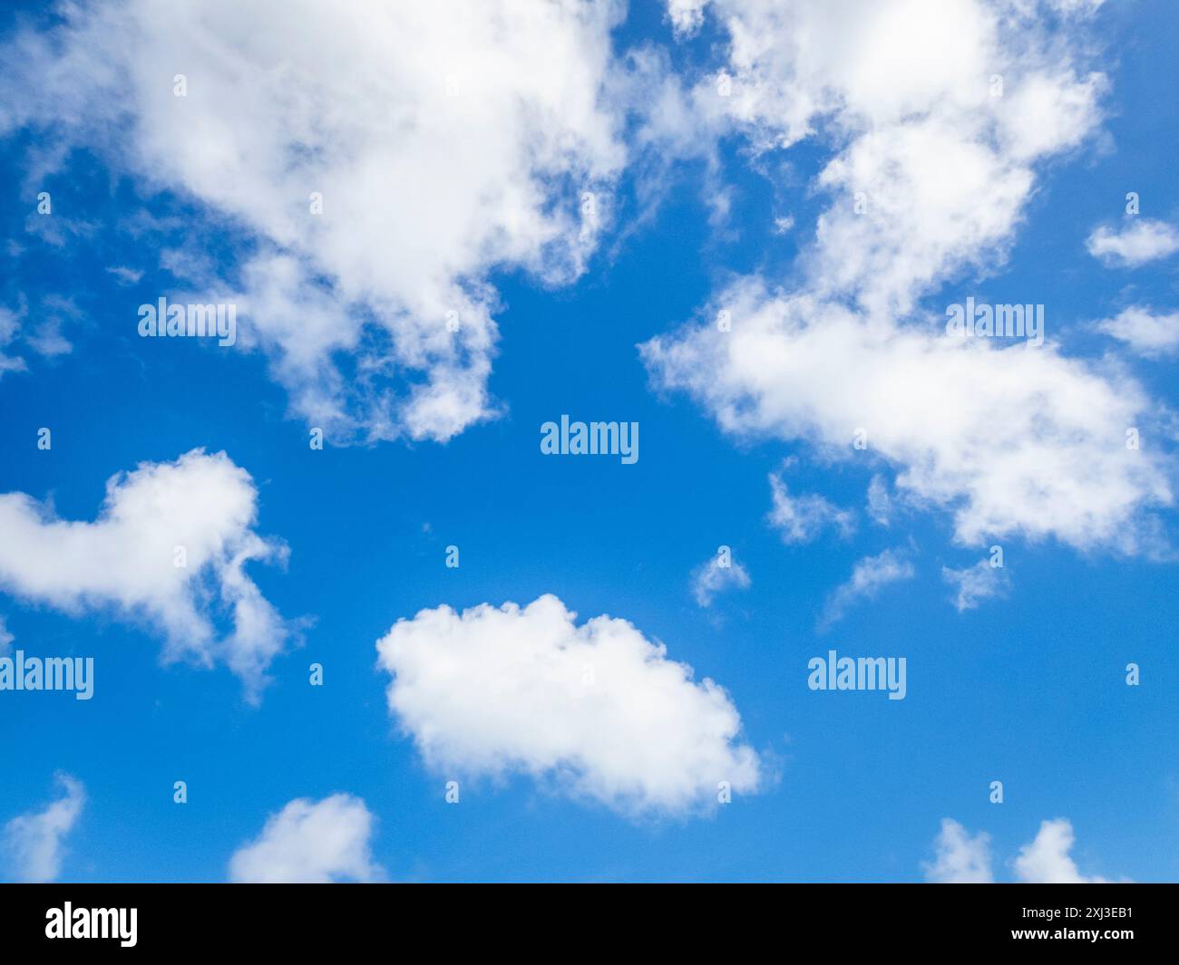 Weiße Wolken im blauen Himmel Stockfoto