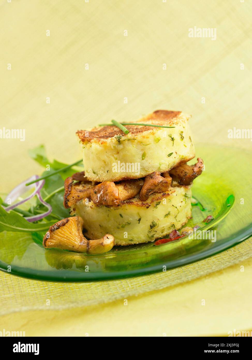 Pfifferling-Pilz-Kartoffelkuchen (Thema: Kartoffel) Stockfoto