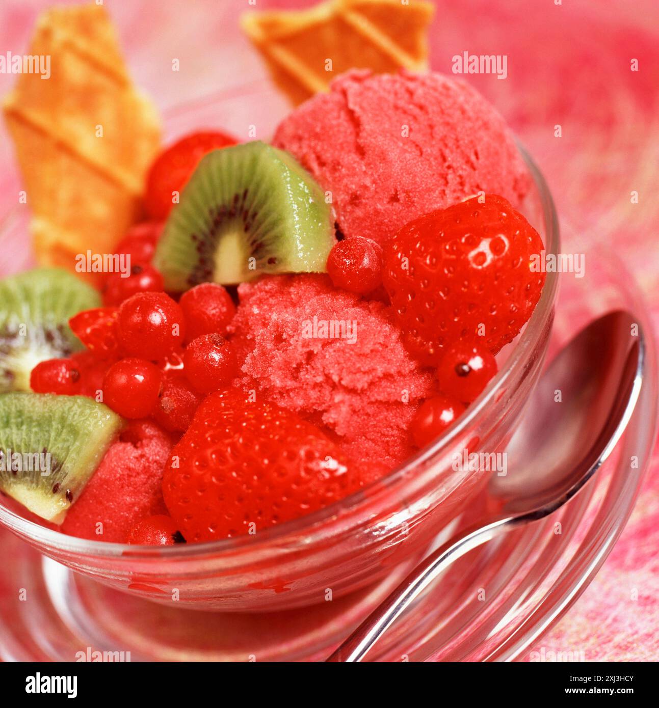 Eis und Obst in einer Glasschale Stockfoto