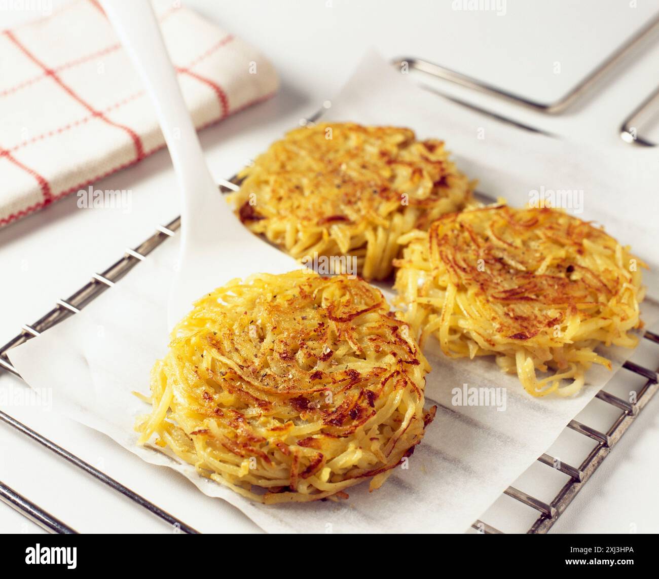 Entleerung der Kartoffel galettes Stockfoto