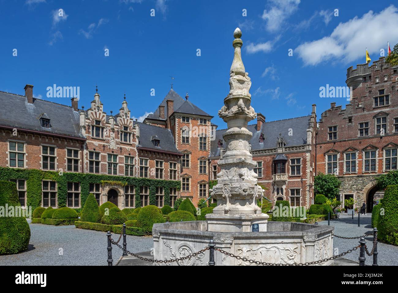 Kasteel van Gaasbeek Innenhof, ursprünglich mittelalterliche Burg aus dem 13. Jahrhundert, aber im 19. Jahrhundert renoviert, Lennik, Flämisch-Brabant, Belgien Stockfoto