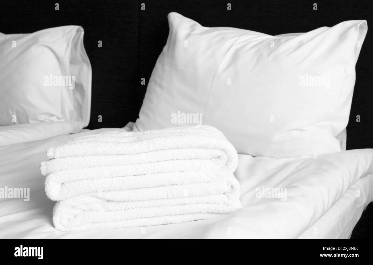 Weiße Bettwäsche auf dem Bett in Nahaufnahme. Stockfoto