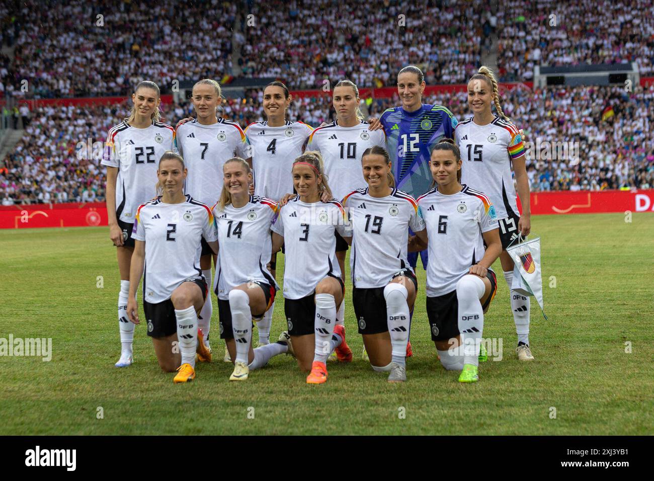 Team Deutschland vor dem Spiel; EM-Qualifikation der DFB-Frauen - Deutschland gegen Österreich / Frauen Euro-Qualifikation Deutschland gegen Österreich am 16.07.24 in Hannover (Heinz von Heiden Arena, Hannover, Deutschland) - DFB/DFL-VORSCHRIFTEN VERBIETEN JEDE VERWENDUNG VON FOTOS ALS BILDSEQUENZEN UND/ODER QUASI-VIDEO - Credit: Tim Bruenjes/Alamy Stockfoto