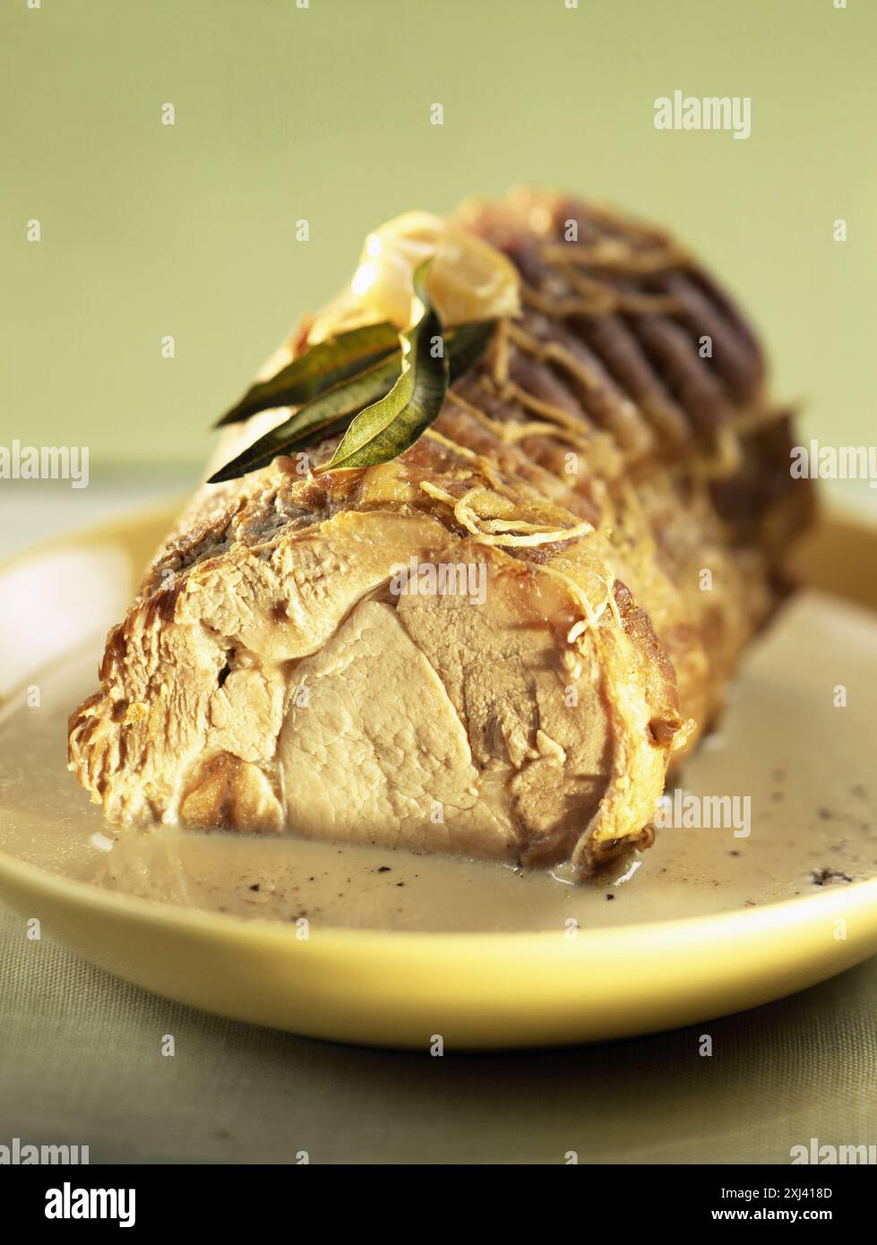 Schweineknochen mit Limettenblüte und Milchsauce Stockfoto