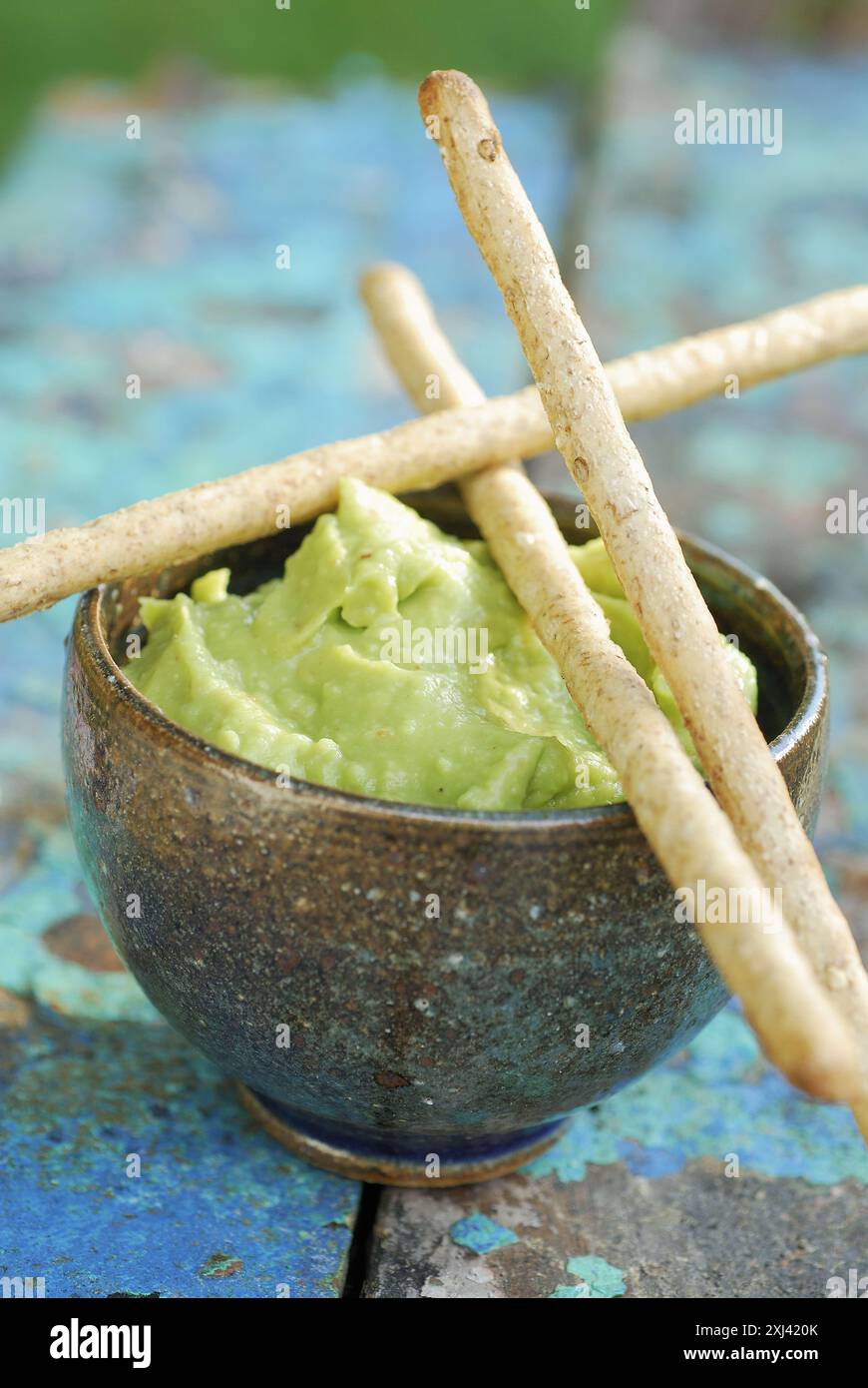 Guacamole mit Brotstäbchen Stockfoto