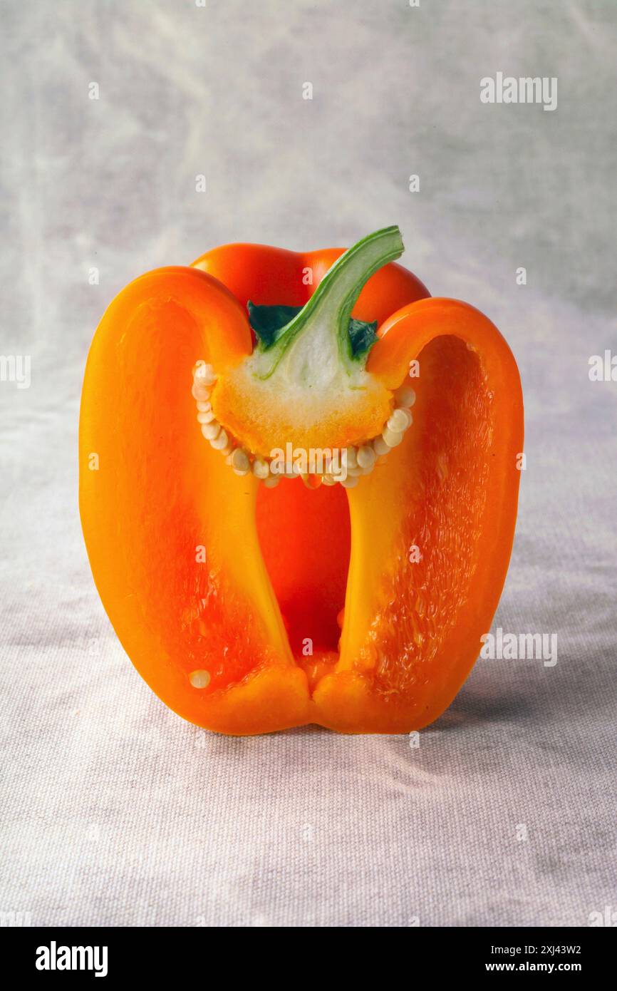 Eine halbe orange Paprika Stockfoto