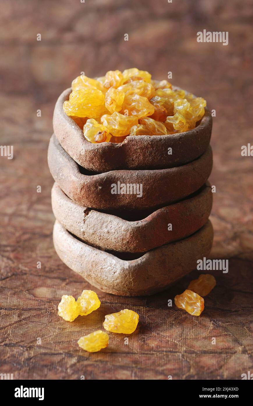 Haufen von kleinen Schüssel mit Rosinen Stockfoto