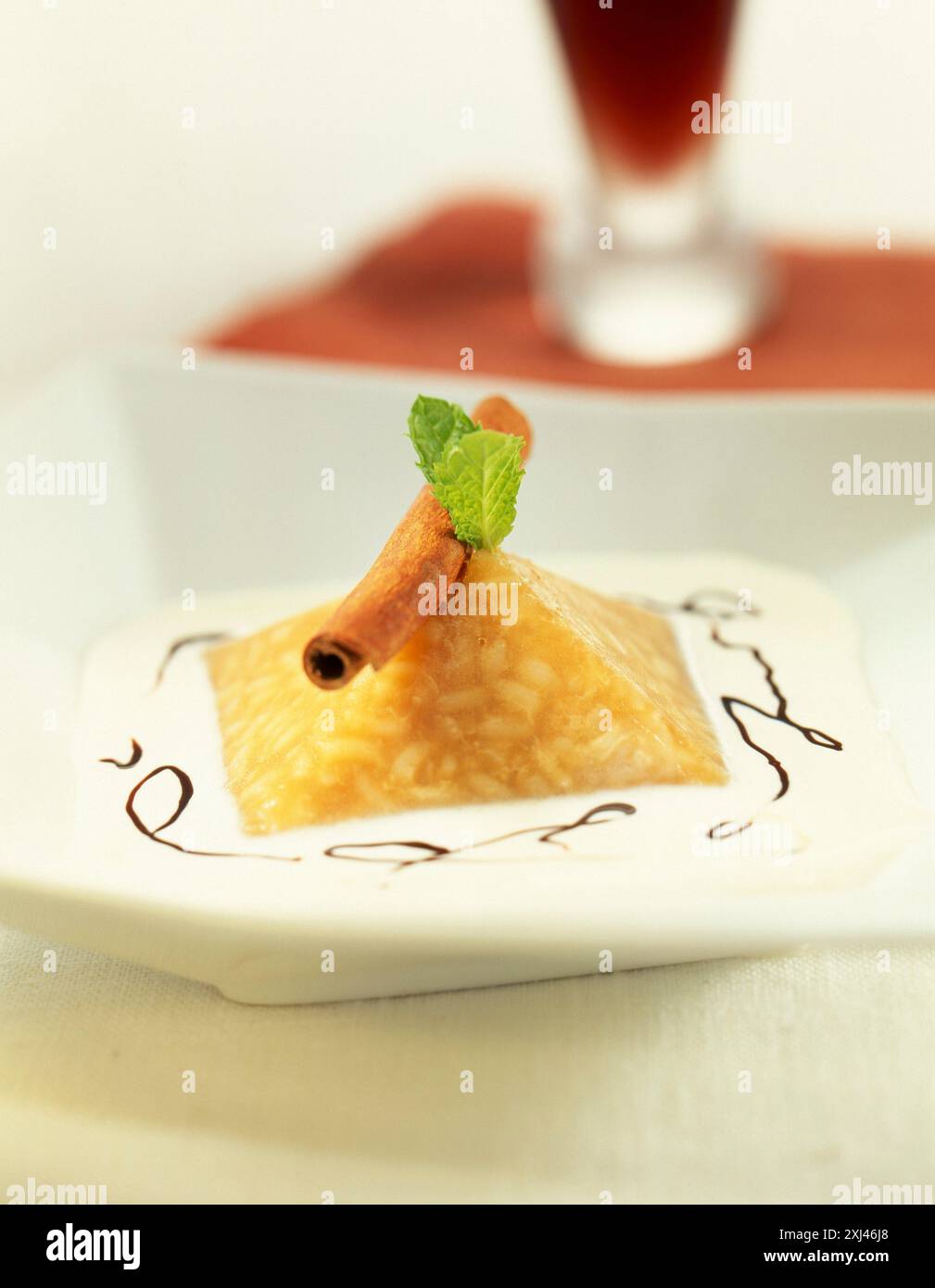 Toffee-Reispyramide mit Milchsuppe Stockfoto