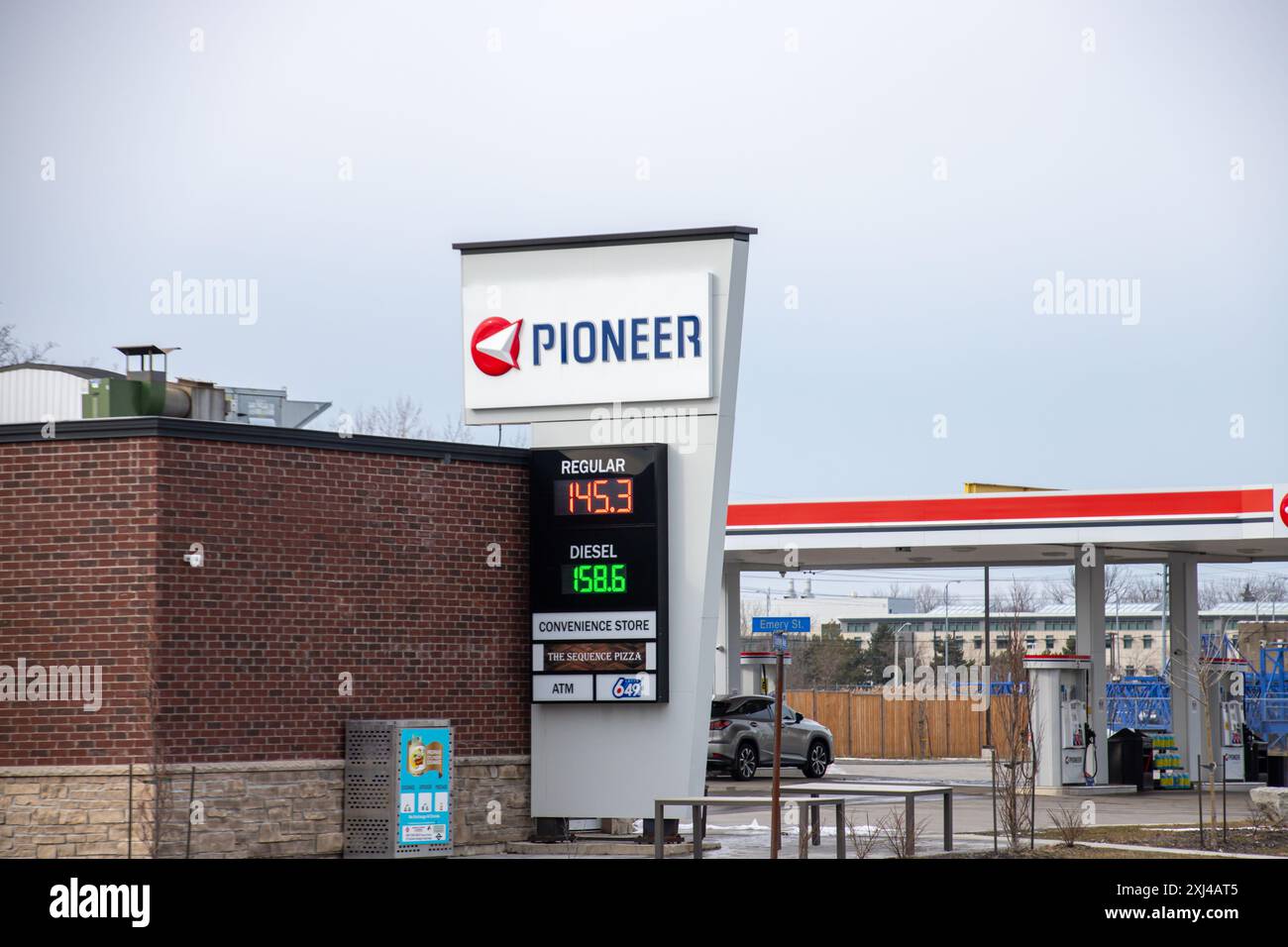 Ein Zeichen von Pioneer Energy LP in seiner Tankstelle. Pioneer ist ein Gashändler und Betreiber von Convenience-Geschäften mit Standorten in Ontario, Kanada Stockfoto