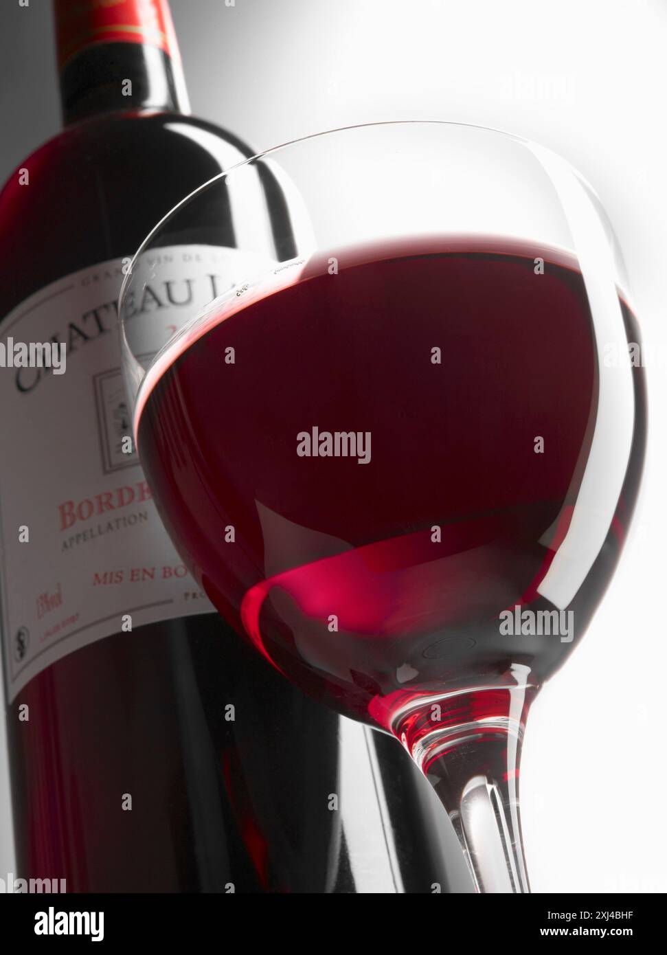 Flasche und Glas Rotwein Stockfoto