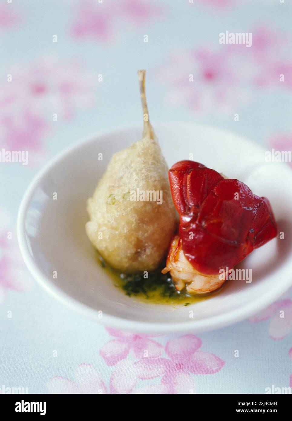 Tempura aus Froschschenkeln und Krebspanzer-Saft (Thema: Muscadet) Stockfoto