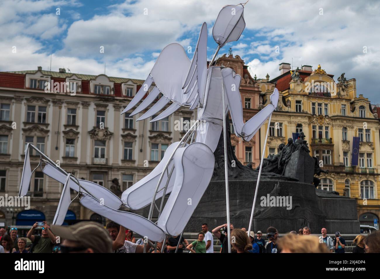 Marionettenparade vom Marián-Platz zum Altstädter Ring während des Prager Straßentheaterfestes hinter der Tür in Prag, Tschechische Republik Stockfoto