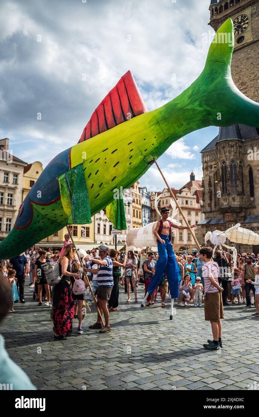 Marionettenparade vom Marián-Platz zum Altstädter Ring während des Prager Straßentheaterfestes hinter der Tür in Prag, Tschechische Republik Stockfoto