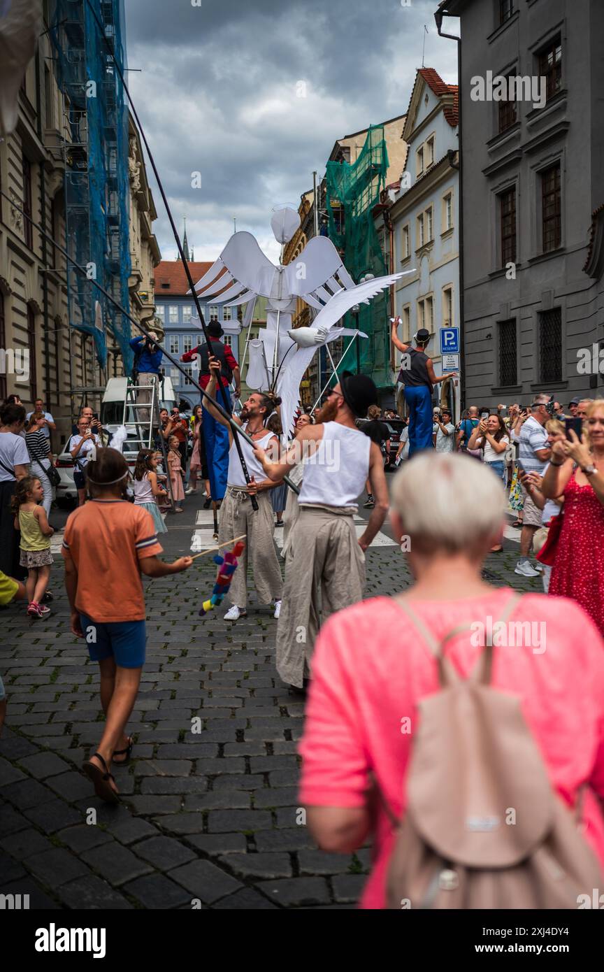 Marionettenparade vom Marián-Platz zum Altstädter Ring während des Prager Straßentheaterfestes hinter der Tür in Prag, Tschechische Republik Stockfoto