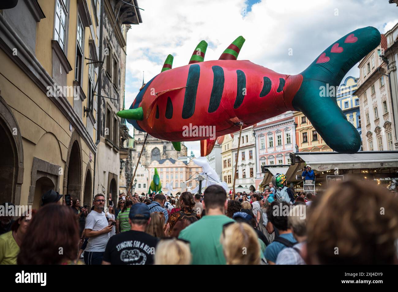 Marionettenparade vom Marián-Platz zum Altstädter Ring während des Prager Straßentheaterfestes hinter der Tür in Prag, Tschechische Republik Stockfoto