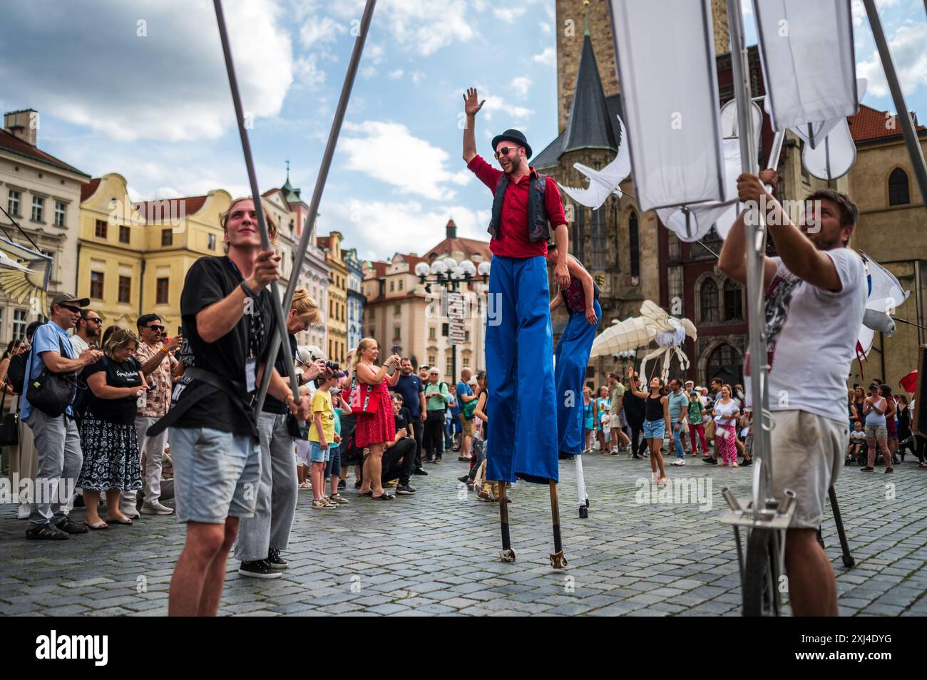 Marionettenparade vom Marián-Platz zum Altstädter Ring während des Prager Straßentheaterfestes hinter der Tür in Prag, Tschechische Republik Stockfoto