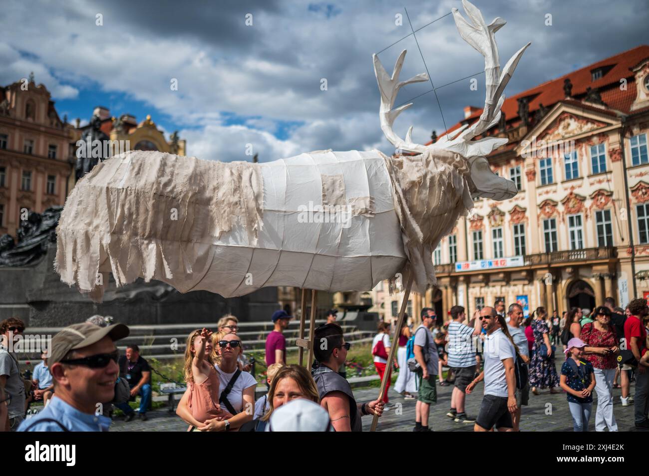 Marionettenparade vom Marián-Platz zum Altstädter Ring während des Prager Straßentheaterfestes hinter der Tür in Prag, Tschechische Republik Stockfoto