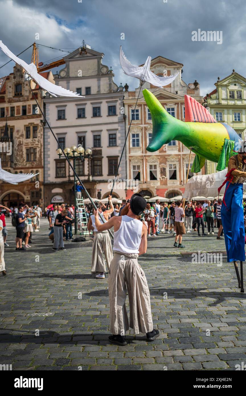 Marionettenparade vom Marián-Platz zum Altstädter Ring während des Prager Straßentheaterfestes hinter der Tür in Prag, Tschechische Republik Stockfoto